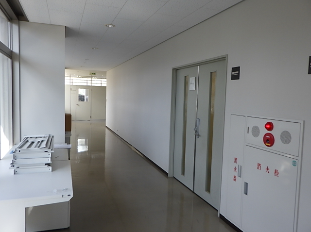 信州大学（上田）繊維学部総合研究棟5階間仕切り壁改修工事