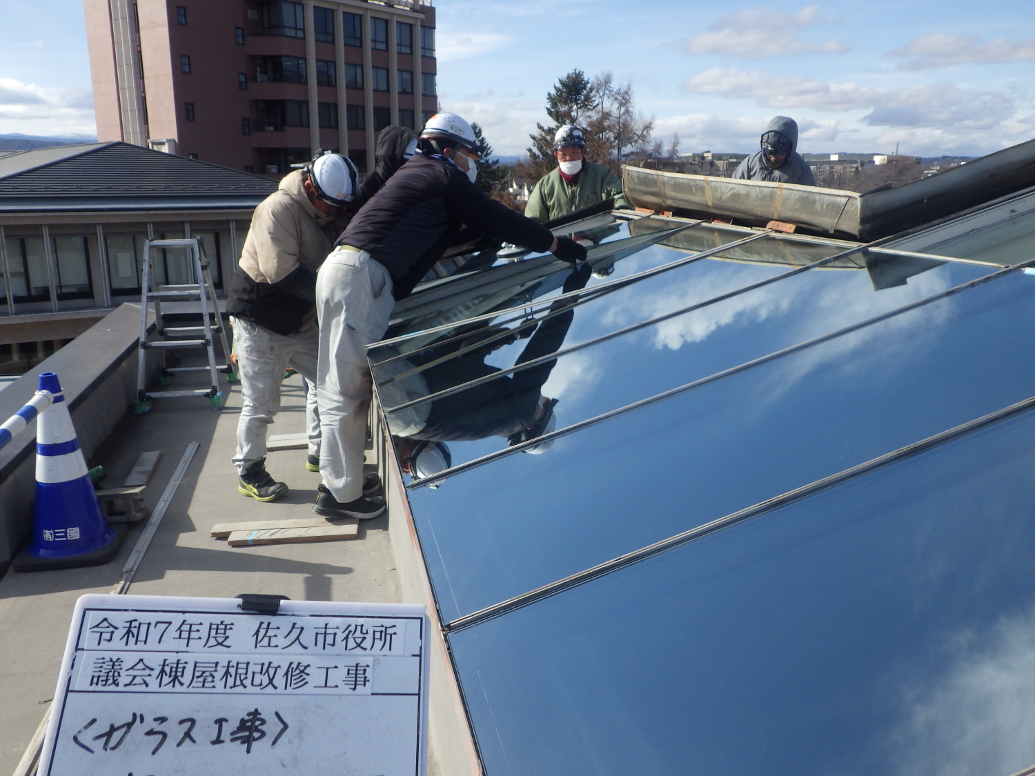 令和7年度　佐久市役所議会棟屋根改修工事
