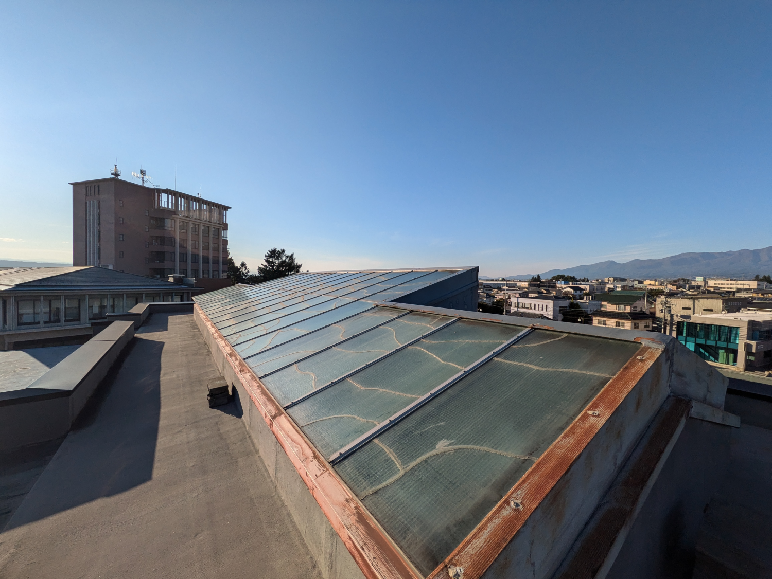 令和7年度　佐久市役所議会棟屋根改修工事